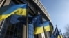 Bendera Uni Eropa dan Ukraina berkibar di luar gedung Parlemen Uni Eropa, di Brussel, Belgia, 28 Februari 2022. (Foto: REUTERS/Yves Herman)