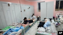 Para ibu hamil dan bayi yang baru melahirkan diungsikan ke ruang bawah tanah sebuah rumah sakit persalinan di Kyiv, Ukraina, pada 2 Maret 2022. (Foto: AP/Efrem Lukatsky)