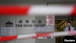 Garis penjagaan yang dipasang sebelum sidang pengadilan terhadap aktivis pro-demokrasi yang didakwa dengan melanggar UU Keamanan Nasional, di Hong Kong, China, 11 Maret 2021.(Foto: Reuters)