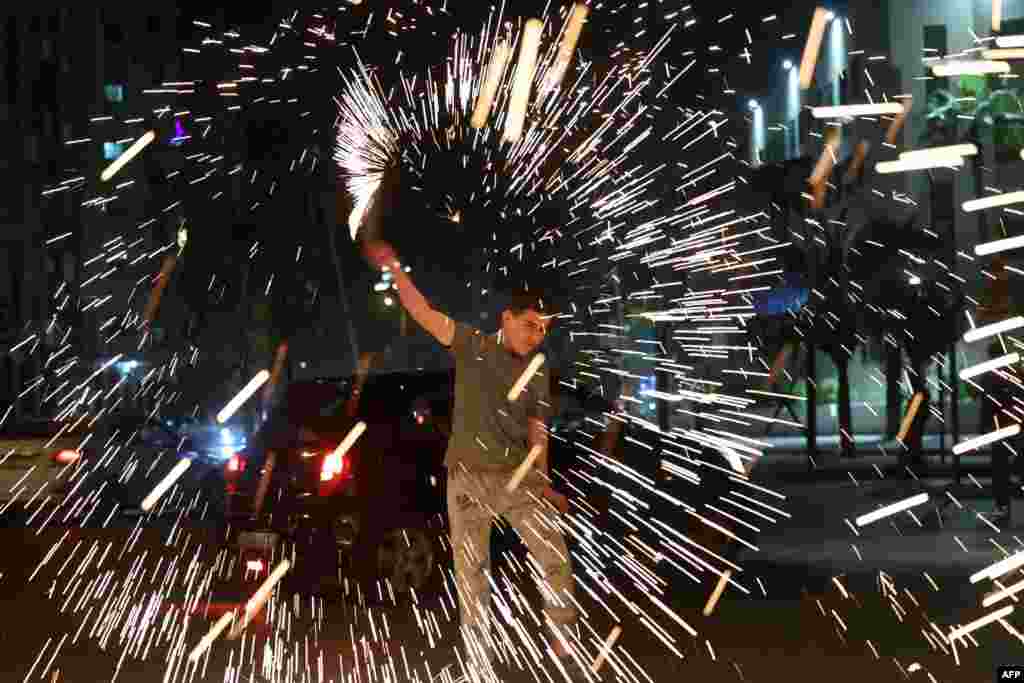فلسطین میں آتش بازی کے ذریعے رمضان کا استقبال کیا جا رہا ہے۔ 