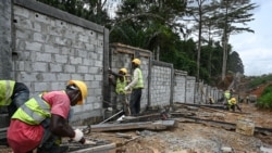 Des ouvriers en construction au traviel en en Côte d'Ivoire.