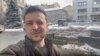 Imaj sa a ke Biwo Lapres Prezidansyel Ikrenyen an pibliye sou Instagram, montre Prezidan Volodymyr Zelenskyy pandan yon pale ak pep la depi vil Kyev, kapital Ikren, 8 Mas 2022. 