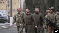 Predsednik Volodimir Zelenski hoda ka bolnici u Kijevu gde je posetio ranjenike i osoblje, 13. marta 2022.