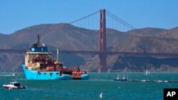 ARSIP – Foto arsip yang diambil tanggal 8 September 2018 ini menunjukkan sebuah kapal yang tengah menarik alat pelampung pemungut sampah menuju kolong Jembatan Golden Gate di San Fransisco menuju Samudra Pasifik (foto: AP Photo/Lorin Eleni Gill, Arsip)