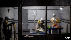 Basali ya bokolongono bazali kosunga mokoni moko na centre de ya traitement ya Ebola ya Médecins sans frontières na Butembo, le 3 novembre 2018.