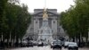 Istana Buckingham di pusat kota London, 14 Oktober 2013. (Foto: REUTERS/Luke MacGregor)