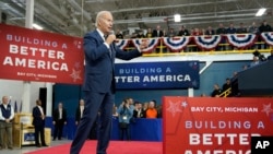 Presiden AS Joe Biden berbicara dalam kunjungannya ke pabrik pembuatan cip komputer di Bay City, Michigan, pada 29 November 2022. (Foto: AP/Patrick Semansky)