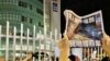 Harian "Apple Daily" Hong Kong, telah menangguhkan operasinya selama hampir satu setengah tahun (foto: dok). Enam mantan eksekutifnya didakwa dengan "konspirasi untuk berkolusi dengan pasukan asing" di bawah UU Keamanan Nasional Hong Kong.