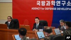 윤석열 한국 대통령이 지난달 29일 북한의 무인기 남침 도발 이후 국방과학연구소를 방문했다.