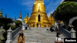 Wisatawan mengunjungi Grand Palace, salah satu tempat wisata utama di Thailand, di Bangkok, Thailand, 7 Januari 2023. (Foto: REUTERS/Athit Perawongmetha)