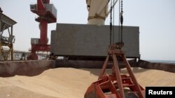 Архівне фото: корабель Brave Commander завантажують зерном в порту Південний, сервень 2022 року. (Hugh Rutherford/World Food Program/Handout via Reuters)