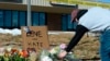 Stanovnici Kolorado Springsa polažu cveće na mestu napada (Foto: AP/Geneva Heffernan)