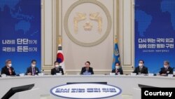 윤석열(가운데) 한국 대통령이 외교부·국방부 업무보고에서 발언하고 있다. (자료사진=한국 대통령실 제공)