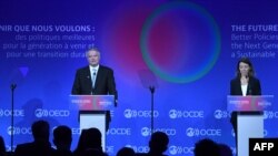 Sekjen OECD Mathias Cormann (kiri) dan Kepala Ekonom OECD, Laurence Boone memberikan keterangan pers mengenai perkiraan pertumbuhan ekonomi global di Paris, Prancis hari Rabu 8 Juni 2022.