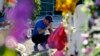 Seorang pria memberikan penghormatannya di sebuah peringatan di luar Robb Elementary School, 2 Juni 2022, di Uvalde, Texas, untuk menghormati para korban yang tewas dalam penembakan di sekolah pada 24 Mei. (Foto: AP)