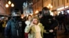 Polisi anti huru hara Rusia menangkap para demonstran dalam aksi protes menentang mobilisasi warga Rusia untuk Perang Ukraina. Protes tersebut berlangsung di Moskow, Rusia, pada 21 September 2022. (Foto: AP/Alexander Zemlianichenko)