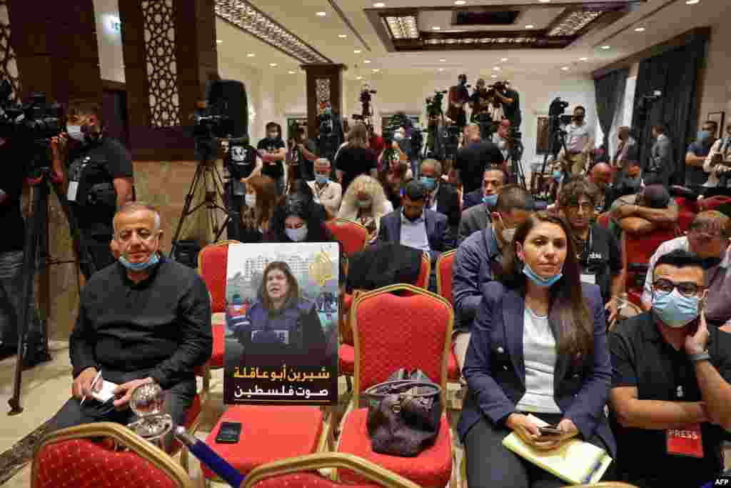مغربی کنارے میں امریکی صدر کی فلسطینی اتھارٹی کے صدر کے ہمراہ مشترکہ پریس کانفرنس کے دوران الجزیرہ کی مقتول صحافی شیریں ابو عاقلہ کی تصویر بھی رکھی گئی۔