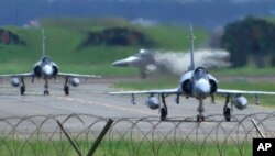 Jet tempur Angkatan Udara Taiwan di landasan pacu di pangkalan udara di Hsinchu, Taiwan, Jumat, 5 Agustus 2022. (Foto: AP)