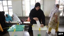 پنجاب کے 20 حلقوں میں ہونے والے ضمنی انتخابات میں پاکستان تحریکِ انصاف کو برتری حاصل ہے۔