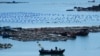 Брод се движи низ водата на живописното место од 68 наутички милји, најблиската точка во копното на Кина до островот Тајван, во Пингтан во југоисточната кинеска провинција Фуџијан, 5 август 2022 година.