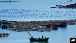 Брод се движи низ водата на живописното место од 68 наутички милји, најблиската точка во копното на Кина до островот Тајван, во Пингтан во југоисточната кинеска провинција Фуџијан, 5 август 2022 година.