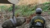 Anggota dari pasukan tentara Italia memindahkan bom dari masa Perang Dunia II yang ditemukan di dasar sungai Po yang mengering pada 7 Agustus 2022. Sungai terlebut terletak di Borgo Virgilio, Italia. (Foto: Reuters/Flavio Lo Scalzo)