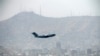 Një avion i Forcave Ajrore Amerikane duke u larguar nga aeroporti i Kabulit më 30 gusht 2021