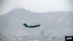 Një avion i Forcave Ajrore Amerikane duke u larguar nga aeroporti i Kabulit më 30 gusht 2021