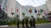 Petugas keamanan berjalan di luar hotel tempat Pertemuan Menteri Luar Negeri ASEAN ke-55 (AMM ke-55) berlangsung di Phnom Penh, Kamboja, Selasa, 2 Agustus 2022. (Foto: AP)