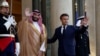 Putra Mahkota Arab Saudi Mohammad bin Salman (kiri) bersama Presiden Prancis Emmanuel Macron di Istana Elysee, Paris, Kamis (28/7) malam. 