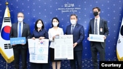 지난달 28일 서울에서 열린 이신화(왼쪽 세번째) 한국 북한인권국제협력대사 임명장 전수식에 다니엘 콜린지(오른쪽) 서울 유엔인권사무소 인권관, 오렌 슐라인(왼쪽) 유엔아동기금(UNICEF·유니세프) 서울 사무소장, 윤선희(왼쪽 두번째) 세계식량계획(WFP) 한국사무소장이 참석해 기념촬영하고 있다. 오른쪽 두번째는 박진 한국 외교부 장관. (자료사진=한국 외교부)