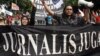 Wartawan nasional mengangkat tangan saat mereka berbaris bersama dengan buruh Indonesia selama rapat umum untuk memperingati May Day di Jakarta, 1 Mei 2007. (Foto: AFP)