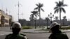 Polisi mengawasi Plaza de Armas di depan Istana Pemerintah setelah Presiden Peru Pedro Castillo memberlakukan jam malam di ibu kota Peru, Lima, dalam upaya untuk mengekang protes terhadap kenaikan BBM dan pupuk, 5 April 2022. (REUTERS/Angela Ponce)