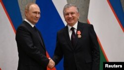 Rossiya Prezidenti Vladimir Putin (chapda) O'zbekiston rahbari Shavkat Mirziyoyev bilan, 2022-yil, 15-sentabr, Samarqand, O'zbekiston