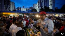 Pemimpin oposisi Malaysia Anwar Ibrahim berbicara kepada para pendukungnya selama kampanye pemilu di Kuala Lumpur, Malaysia, Rabu, 16 November 2022. (AP/Vincent Thian)