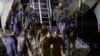 Sekelompok tawanan perang Rusia keluar dari pesawat militer Rusia setelah mereka dibebaskan oleh Ukraina (foto: dok). 