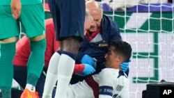 Cristiano Ronaldo a kwance yana samun kulawa a wata karawa da suka yi da kasar Czech a gasar Nations League ta UEFA (AP Photo/Petr David Josek)