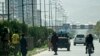 Pejuang Taliban (tengah) berjaga di sepanjang jalan dekat kedutaan Rusia setelah serangan bunuh diri di Kabul pada 5 September 2022. (Wakil KOHSAR/AFP)