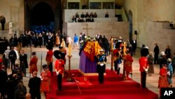 Raja Inggris Charles III memberikan penghormatan bersama saudara kandungnya Pangrean Andrew, Putri Anne, dan Pangeran Edward, di dekat peti mati mendiang Ratu Elizabeth II, yang terbaring di catafalque di Westminster Hall, di Istana Westminster di London, Jumat (16/9).
