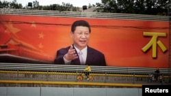 Poster bergambar Presiden Xi Jinping dipajang di sepanjang jalan di Shanghai, 24 Oktober 2017. (Foto: REUTERS/Aly Song)