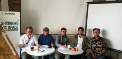 Lokataru dan YLBHI saat menggelar konferensi pers di soal kebebasan sipil di Jakarta, Rabu (30/10). (Foto: VOA/Sasmito)