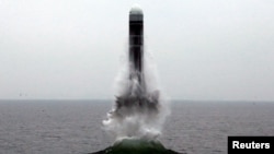 북한이 지난 2019년 10월 오전 동해 원산만 수역에서 신형 잠수한탄도미사일(SLBM) '북극성-3형' 시험발사에 성공했다면서 사진을 공개했다.