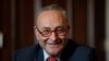 Senatori Chuck Schumer duke dëgjuar gjatë një takimi virtual me gjeneralin në pension Lloyd Austin, i emëruar për t'u bërë sekretar i mbrojtjes nga Presidenti i zgjedhur Joe Biden (15 dhjetor 2020)