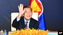 PM Kamboja Hun Sen dalam KTT virtual ASEAN-China di Istana Perdamaian, Phnom Penh, 22 November 2021. (An Khoun Sam Aun/National Television of Cambodia via AP).