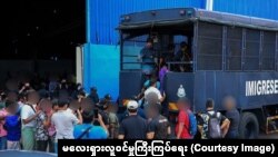 မလေးရှားလူဝင်မှုကြီးကြပ်ရေးဌာနက ထုတ်ပြန်ထားတဲ့ တရားမဝင်နေထိုင်သူတွေကို ဖမ်းဆီးနေသည့် ဓါတ်ပုံ