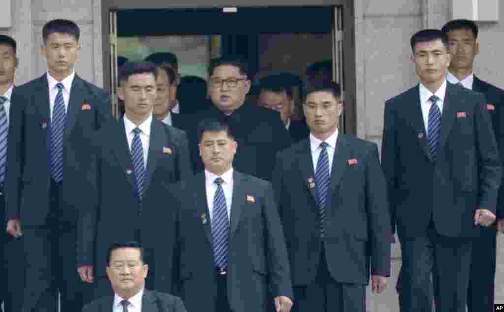 Shugaba Kim Jong Un tare da dogarawansa a lokacin da ya iso taron a garin Panmunjom ta bangaren kasarsa.