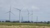 Turbin angin darat di Ladang Angin Little Cheyne Court di Dungeness, Inggris, 10 Juli 2024. (Chris J. Ratcliffe/REUTERS)