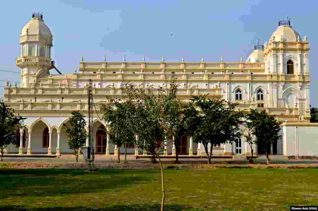 سنٹرل لائبریری بہاولپور کی عمارت کا سنگ بنیاد 8 مارچ 1924ء کو امیر آف بہالپور نواب سر صادق محمد خان عباسی کے جشن تاج پوشی کے موقع پر سر روفس دینیئل آئزک واسرائے ہند نے رکھا۔