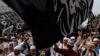 Kelompok Hizbut Tahrir Indonesia (HTI) mengadakan protes untuk menentang keputusan Presiden Joko Widodo untuk membubarkan HTI, dalam aksi di Jakarta, 18 Juli 2017. (Foto: Reuters/Beawiharta)