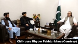 د خېبرپښتونخوا وزیراعلا علي امين ګنډاپور افغانستان کې د واکمنو طالبانو د پېښور کونسل جنرل محب الله شاکي سره ليدلي